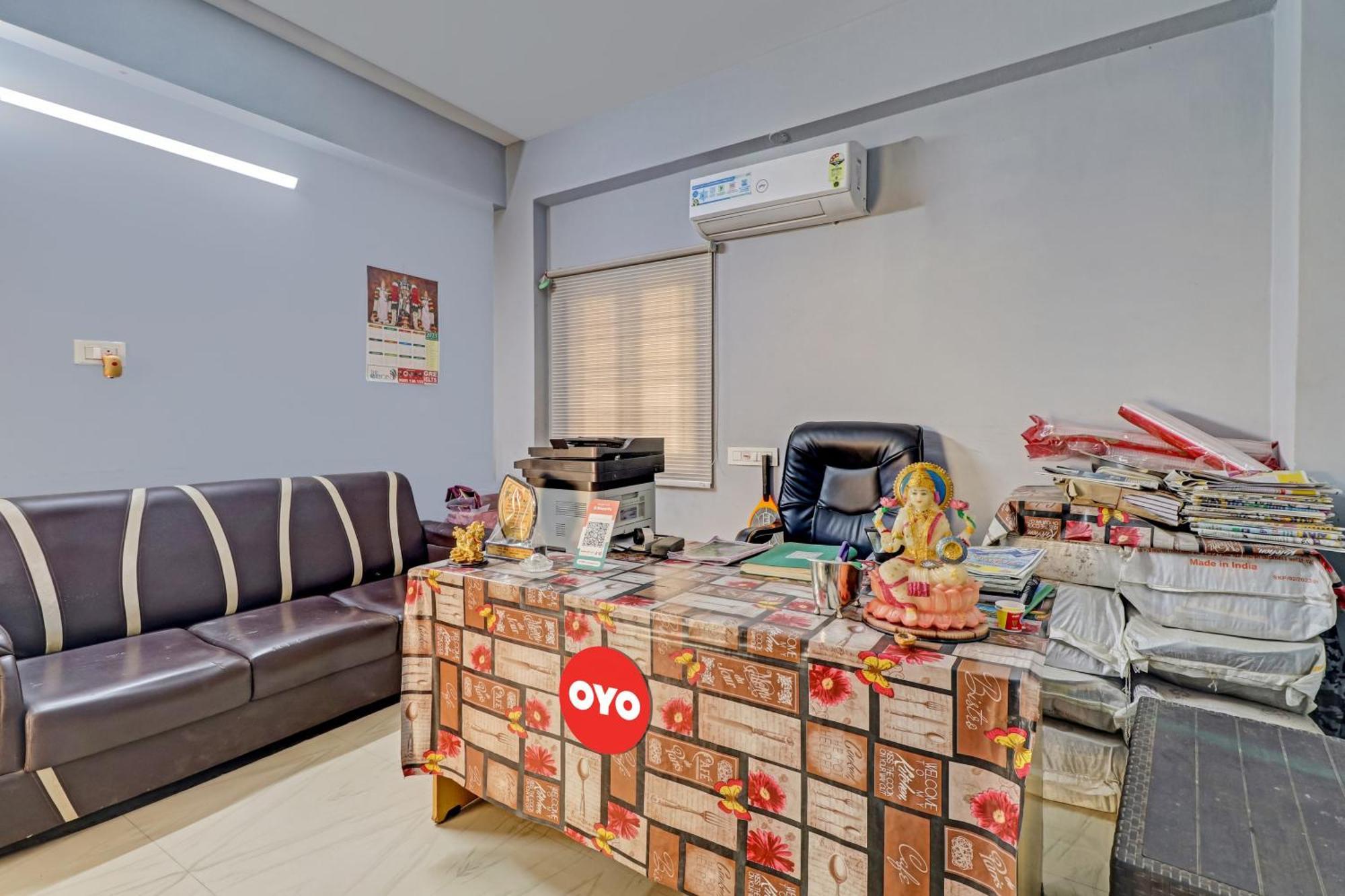 Oyo Vnr Convention Hotell Guntūr Exteriör bild