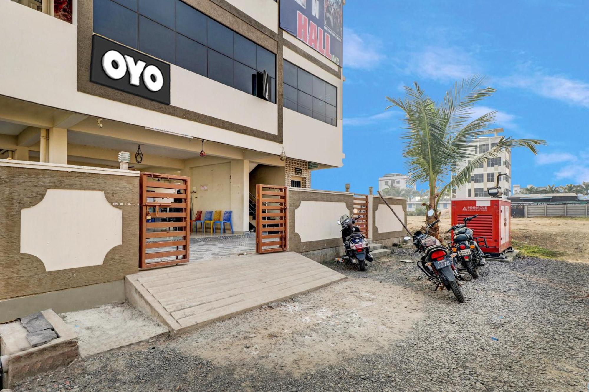 Oyo Vnr Convention Hotell Guntūr Exteriör bild