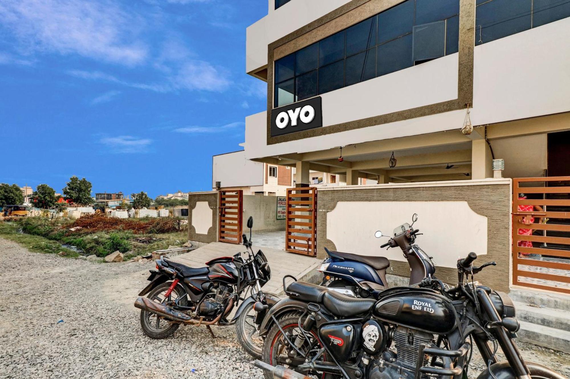 Oyo Vnr Convention Hotell Guntūr Exteriör bild
